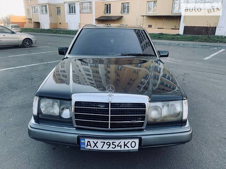 Mercedes-Benz E 260 1991  випуску Харків з двигуном 2.6 л  седан механіка за 3700 долл. 