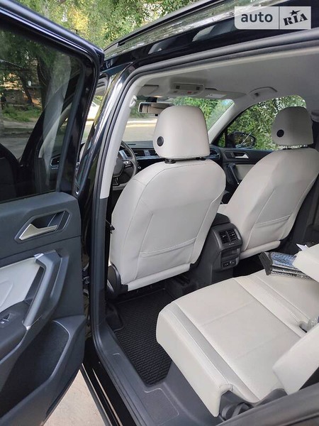 Volkswagen Tiguan 2019  випуску Запоріжжя з двигуном 2 л бензин позашляховик  за 25900 долл. 