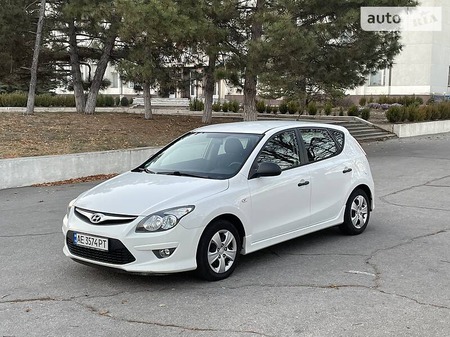 Hyundai i30 2011  випуску Дніпро з двигуном 1.4 л бензин хэтчбек механіка за 6900 долл. 