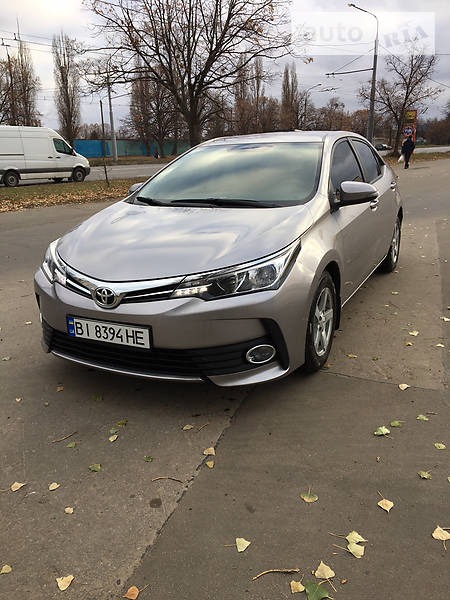 Toyota Corolla 2018  випуску Харків з двигуном 1.6 л  седан автомат за 16500 долл. 