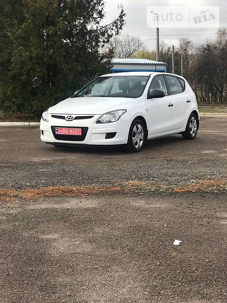 Hyundai i30 2010  випуску Рівне з двигуном 1.4 л  хэтчбек механіка за 5999 долл. 