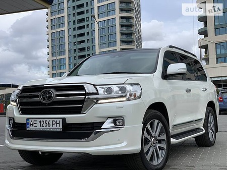 Toyota Land Cruiser 2019  випуску Дніпро з двигуном 4.6 л бензин позашляховик  за 73999 долл. 