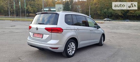 Volkswagen Touran 2018  випуску Тернопіль з двигуном 1.6 л дизель універсал автомат за 17490 долл. 