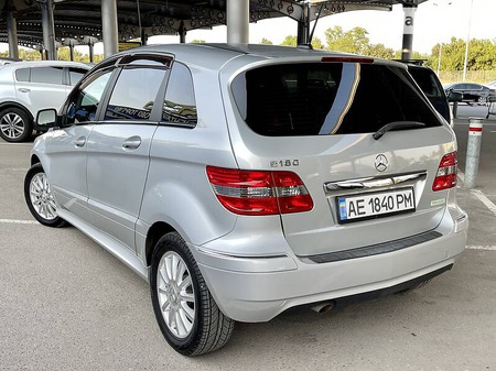 Mercedes-Benz B 180 2010  випуску Дніпро з двигуном 1.7 л бензин хэтчбек автомат за 9699 долл. 