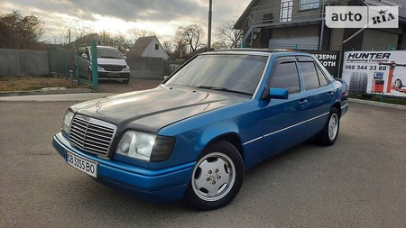 Mercedes-Benz E 260 1989  випуску Чернігів з двигуном 2.6 л бензин седан механіка за 3300 долл. 