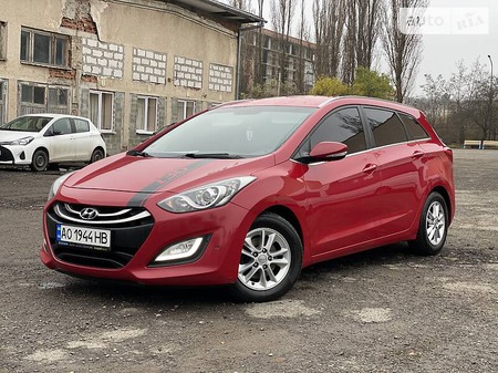 Hyundai i30 2013  випуску Ужгород з двигуном 1.6 л дизель універсал механіка за 7999 долл. 