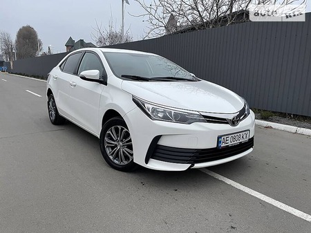 Toyota Corolla 2017  випуску Дніпро з двигуном 1.6 л бензин седан механіка за 13900 долл. 