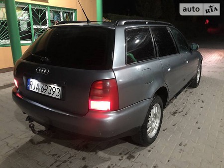 Audi A4 Limousine 1998  випуску Львів з двигуном 1.9 л дизель універсал механіка за 1000 долл. 