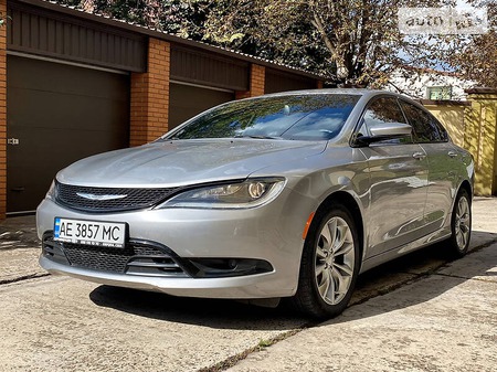 Chrysler 200 2015  випуску Дніпро з двигуном 3.6 л бензин седан  за 14900 долл. 