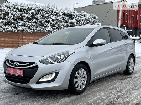 Hyundai i30 2013  випуску Луцьк з двигуном 1.6 л дизель універсал автомат за 10200 долл. 