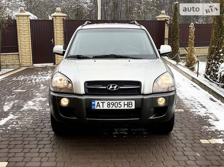 Hyundai Tucson 2006  випуску Івано-Франківськ з двигуном 2 л бензин позашляховик механіка за 7850 долл. 