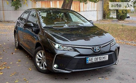 Toyota Corolla 2019  випуску Дніпро з двигуном 1.8 л гібрид седан автомат за 22800 долл. 