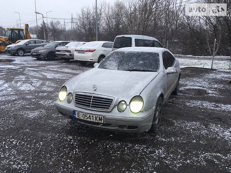 Mercedes-Benz CLK 200 1998  випуску Львів з двигуном 2 л  купе механіка за 950 долл. 