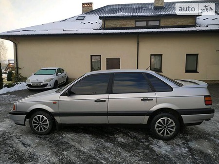 Volkswagen Passat 1991  выпуска Львов с двигателем 2 л  седан механика за 2299 долл. 
