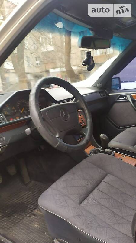 Mercedes-Benz E 280 1994  випуску Полтава з двигуном 2.8 л бензин седан  за 3500 долл. 