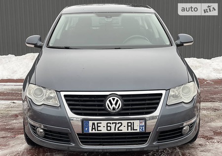Volkswagen Passat 2010  выпуска Ровно с двигателем 2 л дизель седан автомат за 9700 долл. 