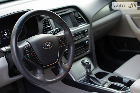Hyundai Sonata 2016  випуску Рівне з двигуном 2.4 л бензин седан автомат за 13800 долл. 