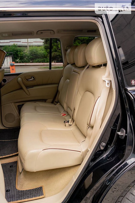 Nissan Patrol 2011  випуску Чернівці з двигуном 5.6 л  позашляховик автомат за 27700 долл. 