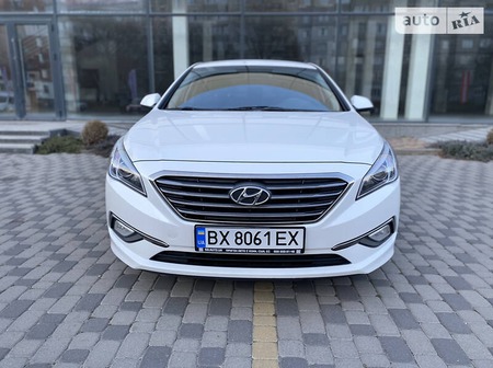 Hyundai Sonata 2015  випуску Хмельницький з двигуном 2 л газ седан автомат за 12800 долл. 