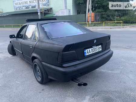 BMW 325 1991  випуску Київ з двигуном 2.5 л бензин седан механіка за 5555 долл. 
