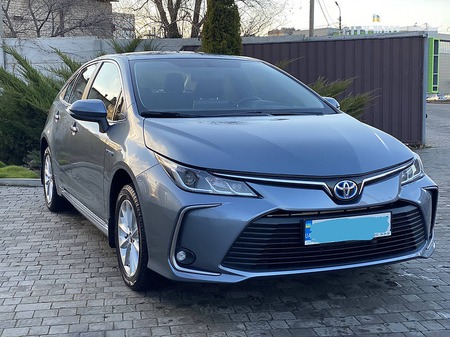 Toyota Corolla 2019  випуску Дніпро з двигуном 1.8 л гібрид седан автомат за 23750 долл. 