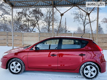 Hyundai i30 2011  випуску Дніпро з двигуном 1.4 л бензин хэтчбек механіка за 7399 долл. 