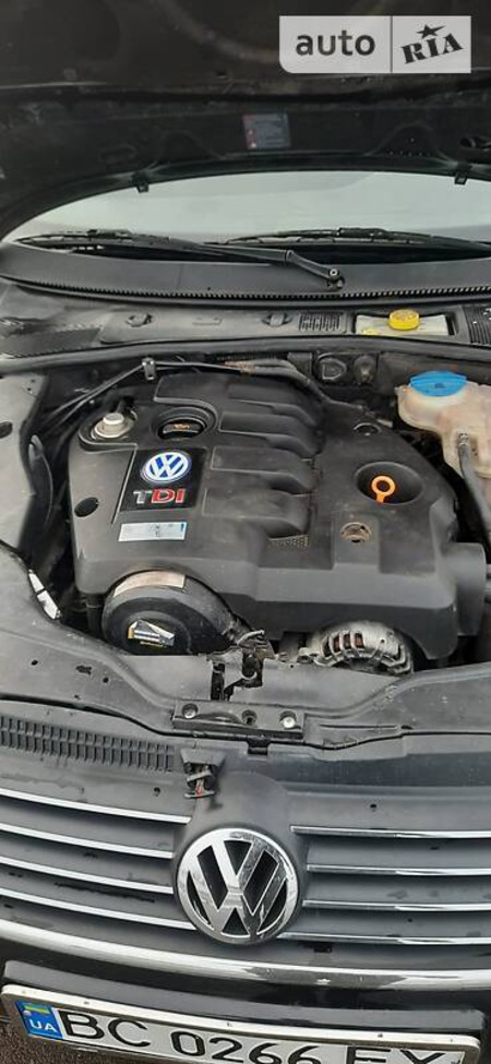 Volkswagen Passat 2004  выпуска Львов с двигателем 1.9 л дизель седан механика за 4150 долл. 