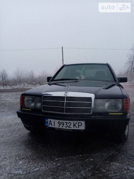 Mercedes-Benz 190 1983  випуску Київ з двигуном 2 л  седан механіка за 2550 долл. 