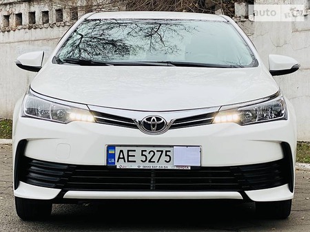 Toyota Corolla 2017  випуску Дніпро з двигуном 1.3 л бензин седан механіка за 11350 долл. 