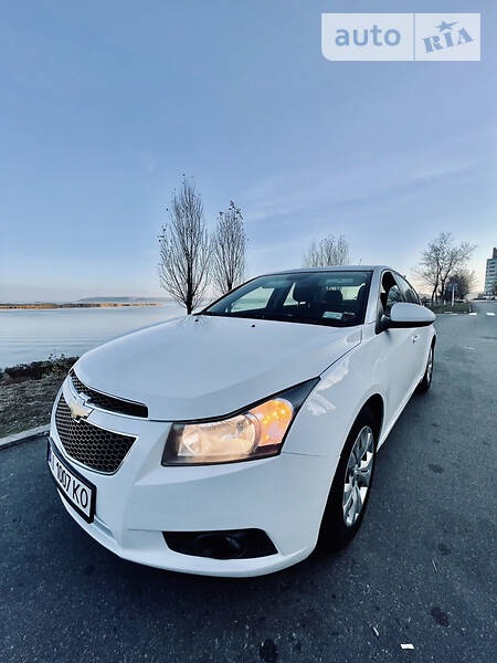 Chevrolet Cruze 2015  випуску Київ з двигуном 1.4 л бензин седан автомат за 9000 долл. 