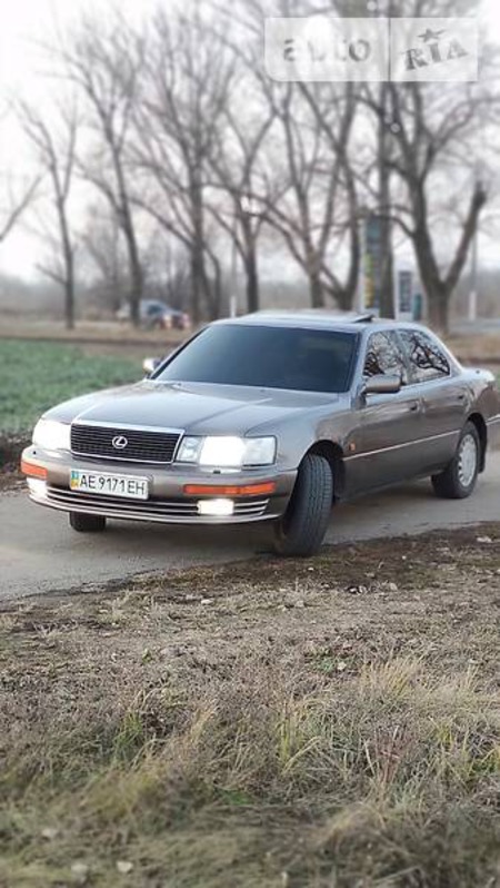Lexus LS 400 1996  випуску Дніпро з двигуном 4 л  седан автомат за 4199 долл. 