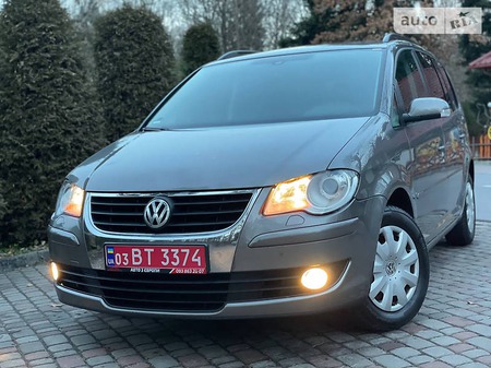 Volkswagen Touran 2009  випуску Львів з двигуном 1.6 л бензин мінівен механіка за 8199 долл. 