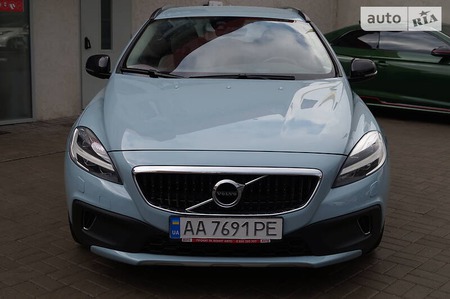 Volvo V40 2016  випуску Київ з двигуном 2 л бензин хэтчбек автомат за 21400 долл. 