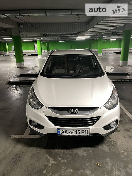 Hyundai ix35 2011  выпуска Киев с двигателем 2 л бензин внедорожник автомат за 13900 долл. 