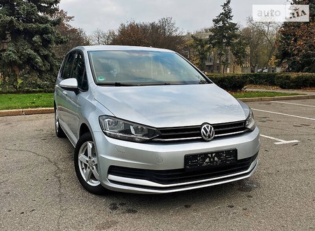 Volkswagen Touran 2016  випуску Одеса з двигуном 1.6 л дизель мінівен механіка за 15600 долл. 