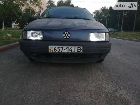 Volkswagen Passat 1989  выпуска Киев с двигателем 0 л бензин седан механика за 1700 долл. 