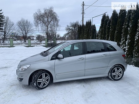 Mercedes-Benz B 180 2010  випуску Львів з двигуном 1.7 л бензин універсал механіка за 8700 долл. 