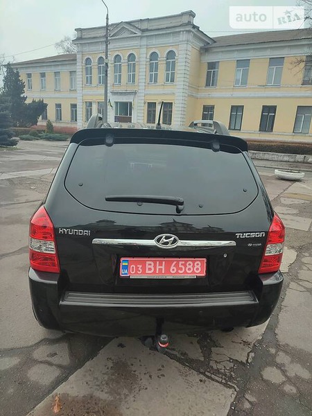 Hyundai Tucson 2005  випуску Дніпро з двигуном 2 л бензин позашляховик механіка за 7999 долл. 