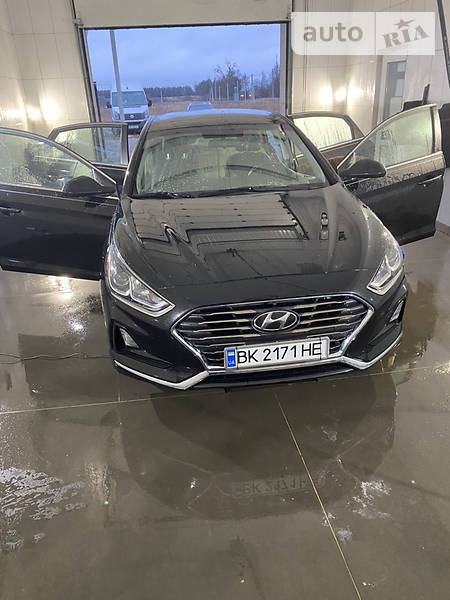 Hyundai Sonata 2019  випуску Рівне з двигуном 2.4 л бензин седан  за 15000 долл. 