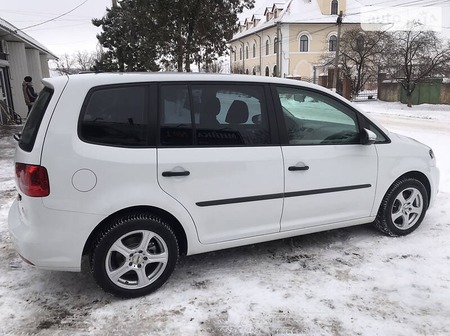 Volkswagen Touran 2014  випуску Одеса з двигуном 1.6 л дизель мінівен автомат за 11500 долл. 