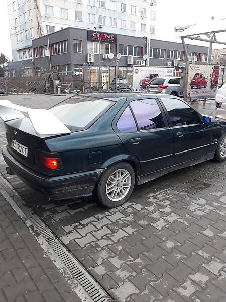 BMW 318 1994  випуску Чернівці з двигуном 1.8 л  седан автомат за 2880 долл. 