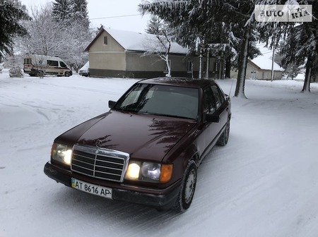 Mercedes-Benz E 200 1989  випуску Тернопіль з двигуном 2 л дизель седан механіка за 2099 долл. 
