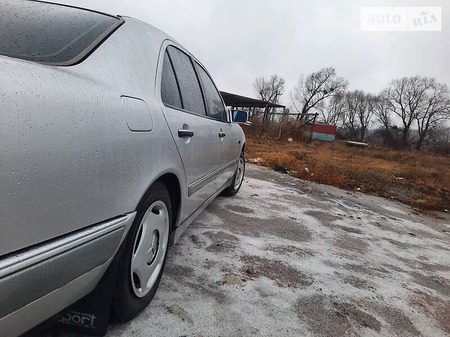 Mercedes-Benz E 300 1996  випуску Вінниця з двигуном 3 л дизель седан  за 4800 долл. 