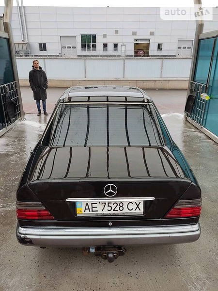 Mercedes-Benz E 300 1991  випуску Дніпро з двигуном 2.2 л дизель седан автомат за 4000 долл. 