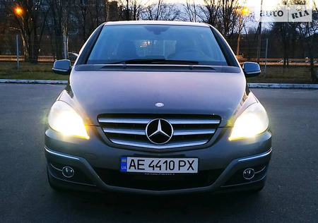 Mercedes-Benz B 180 2010  випуску Дніпро з двигуном 1.7 л бензин хэтчбек автомат за 9250 долл. 