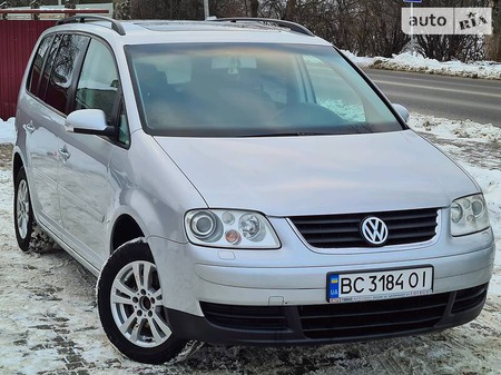 Volkswagen Touran 2004  випуску Львів з двигуном 1.6 л бензин мінівен механіка за 5999 долл. 