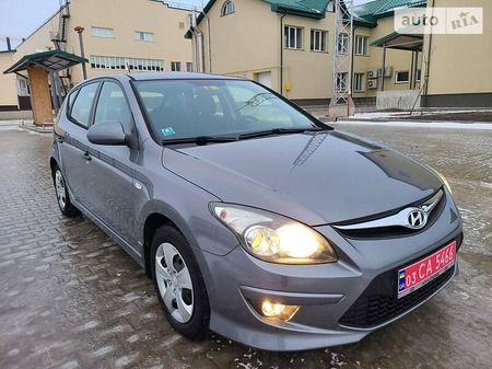 Hyundai i30 2011  випуску Луцьк з двигуном 1.4 л бензин хэтчбек механіка за 6699 долл. 