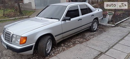 Mercedes-Benz E 200 1989  випуску Тернопіль з двигуном 0 л бензин седан механіка за 2999 долл. 