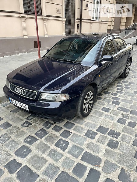 Audi A4 Limousine 1999  випуску Львів з двигуном 1.6 л бензин седан автомат за 4800 долл. 