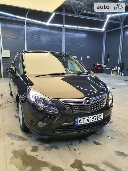 Opel Zafira Tourer 2016  випуску Чернівці з двигуном 1.6 л дизель мінівен механіка за 15350 долл. 